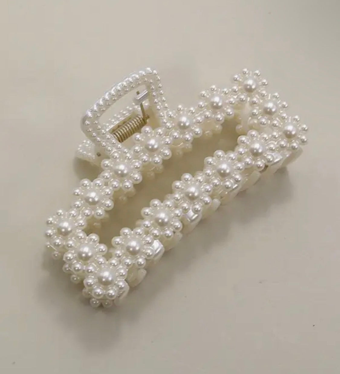 PEARL HAIR CLAW CLIPS